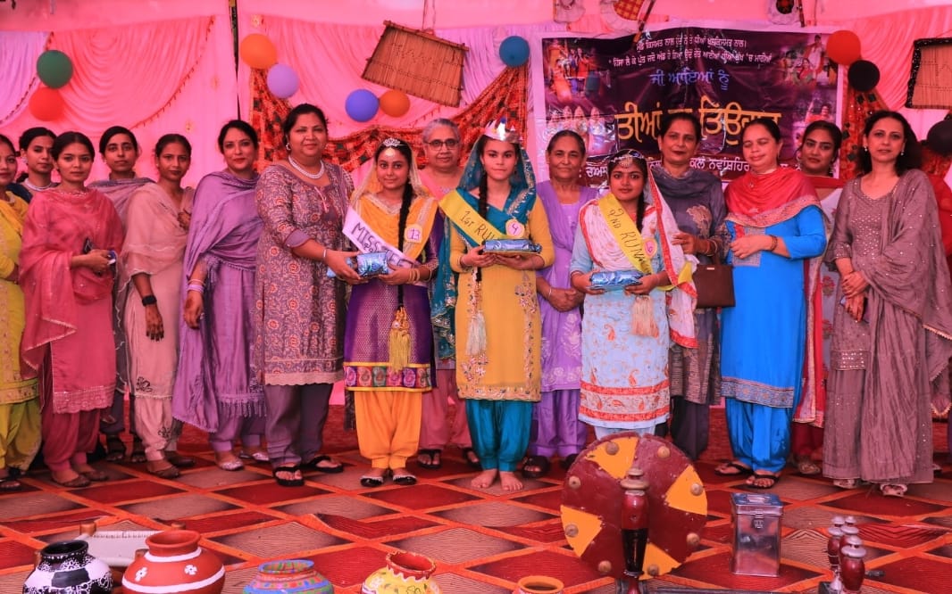 ਦੋਆਬਾ ਸਕੂਲ ਨਵਾਂਸ਼ਹਿਰ ਵਿਖੇ ਮਨਾਇਆ ਤੀਆਂ ਦਾ ਤਿਉਹਾਰ।